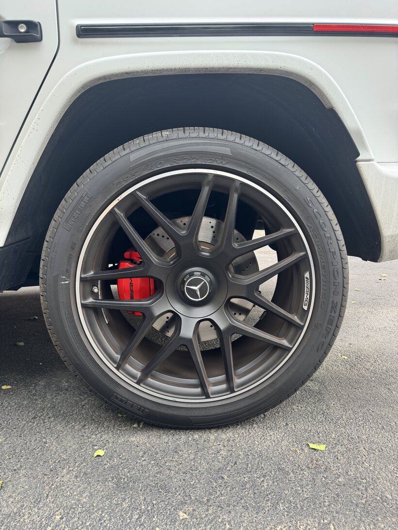 Mercedes-AMG G63 wheel and red brake caliper detailed